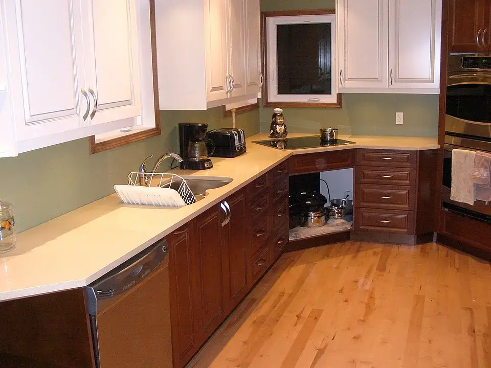 Kitchen fitted with light quartz countertops